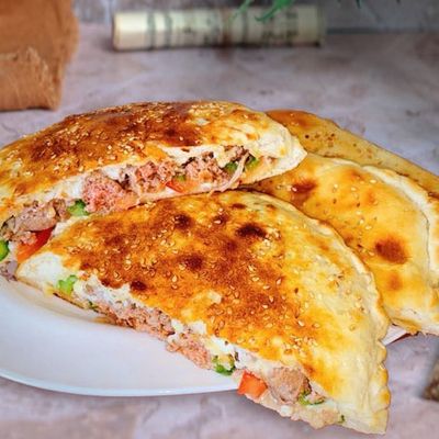 حواوشي بالجبنة الموزاريلا والسجق
