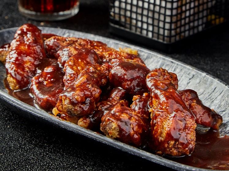 12 pieces of chicken wings with a side dish