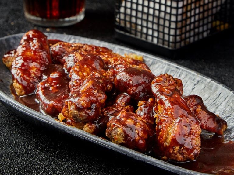 6 pieces of chicken wings with a side dish