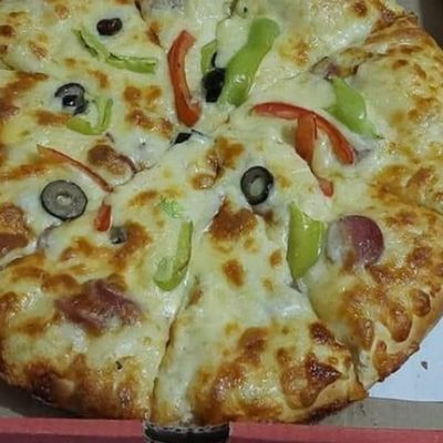بيتزا نصف جبنة ونصف لحم إيطالي