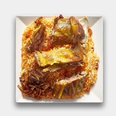 Mandí meat meal with a quarter grilled chicken