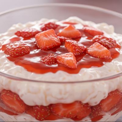 Strawberry flavor rice pudding