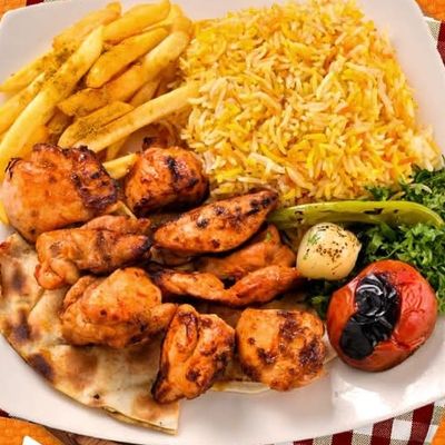 وجبة شيش فخذ الدجاج المشوي على الفحم