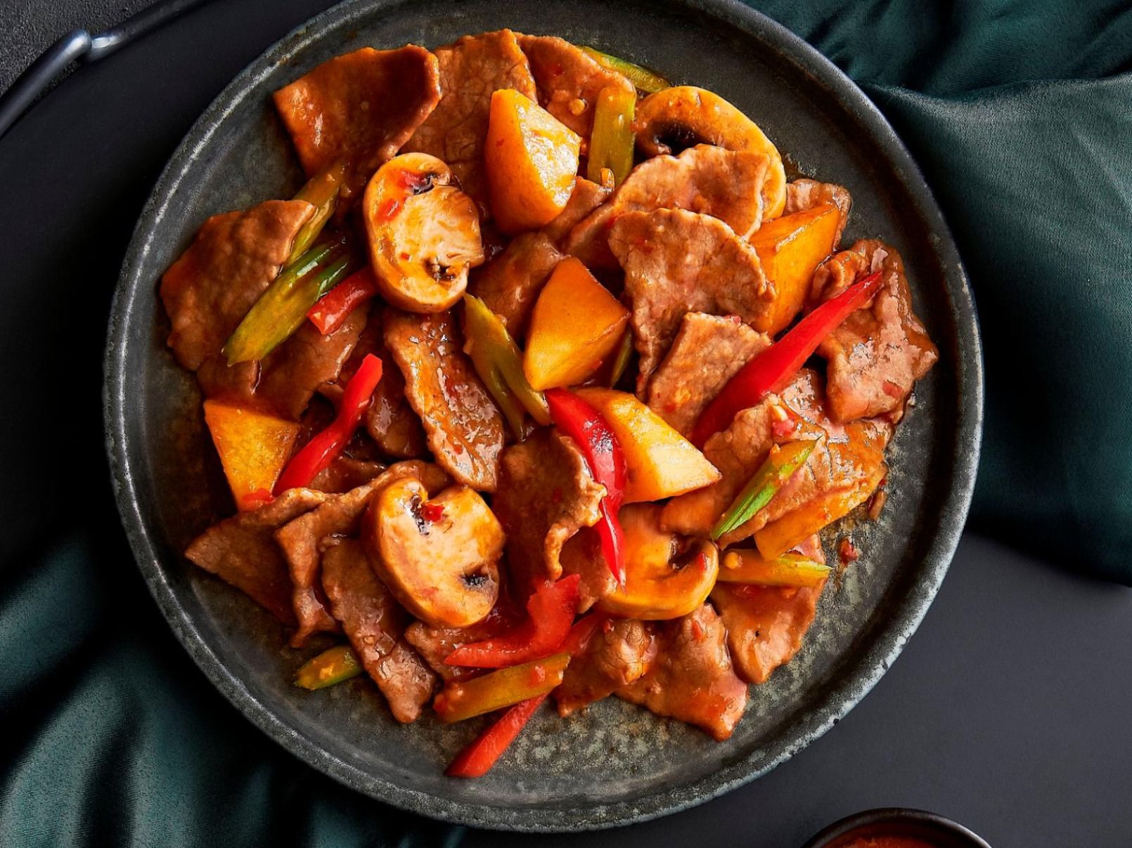 Beef with Potato, Mushrooms & Chili