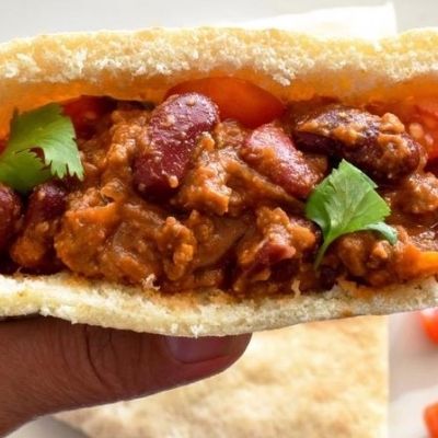 ساندويتش فول مع قطع فلفل حار
