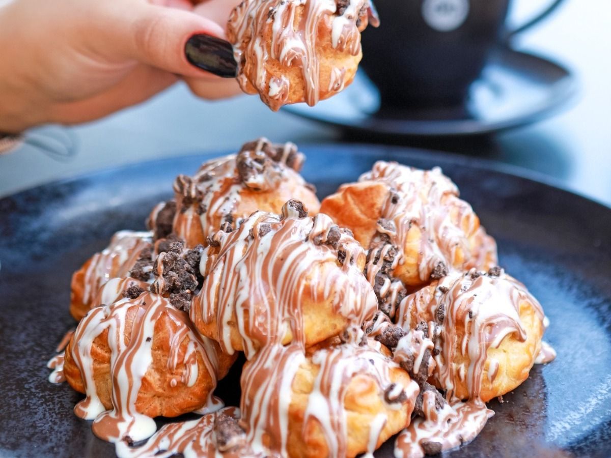 Eclair Profitrole Lotus