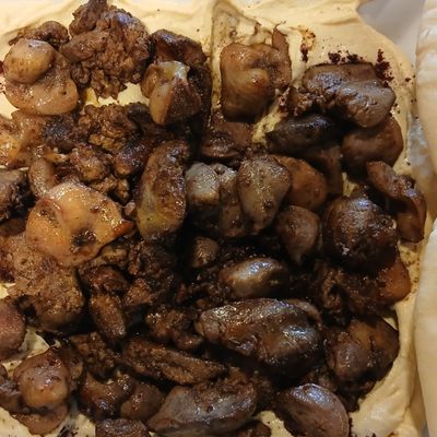 طبق حمص مع كبدة دجاج