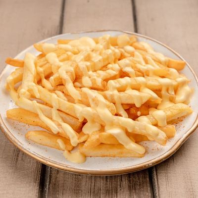 طبق بطاطس مقلية كبير مع صلصة الشيدر