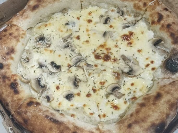 Funghi Bianca Pizza Large
