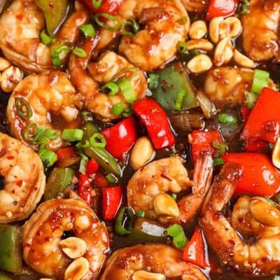 Spicy shrimp wok with cashews and dried chili peppers