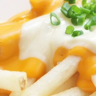 بطاطس مقلية بالجبنة الشيدر