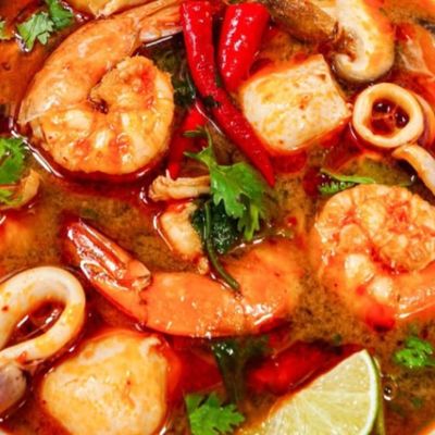 توم يام حار بالمأكولات البحرية