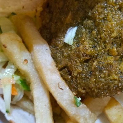 ساندويتش طعمية وبطاطس مقلية