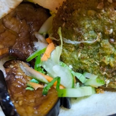 ساندويتش طعمية وباذنجان