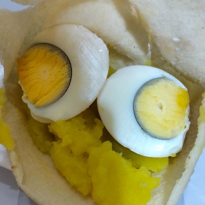 ساندويتش بطاطس مهروسة وبيض