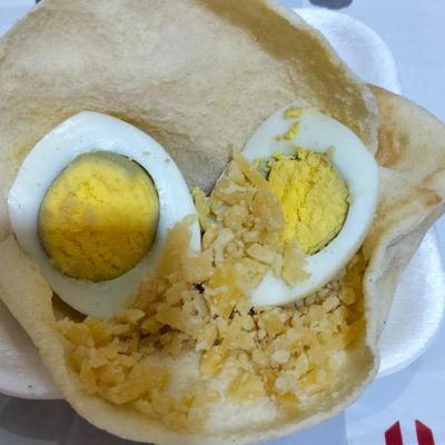 بيض مسلوق مع جبنة رومي