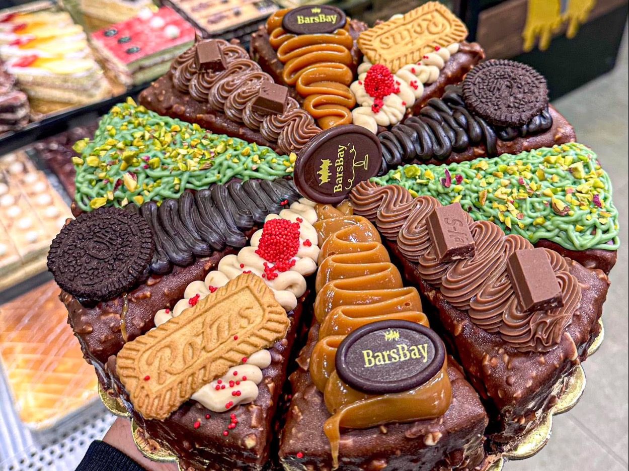 Snickers Cake Sliced (10 pcs)