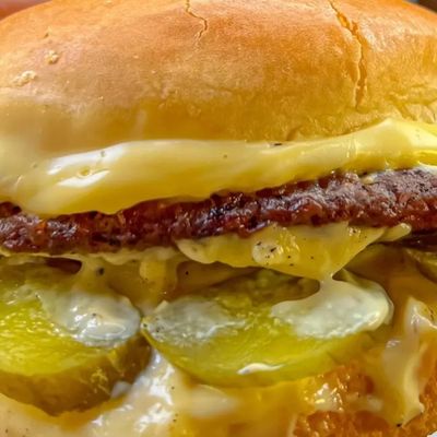 Charcoal-grilled beef burger with Sklans sauce