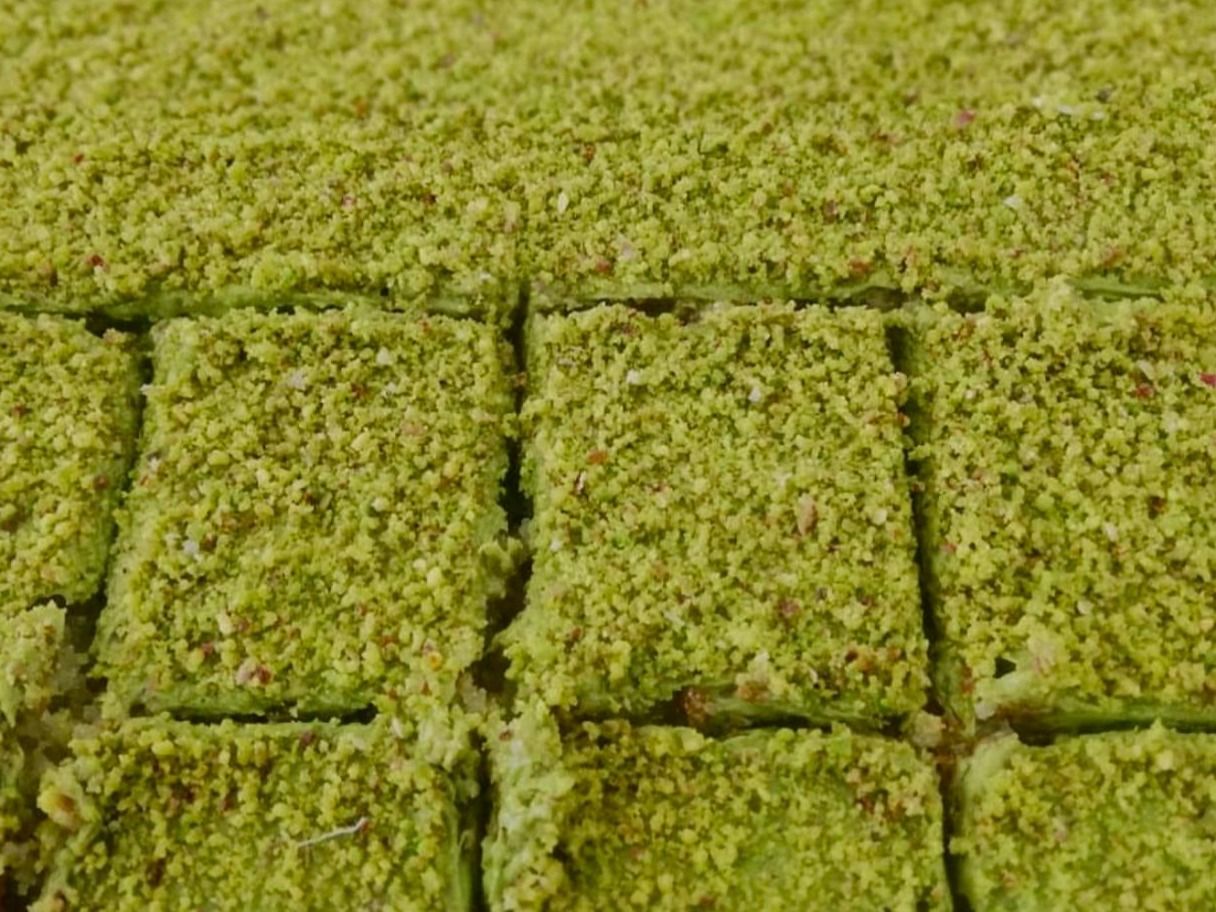 Quarter kilo basbousa with pistachio