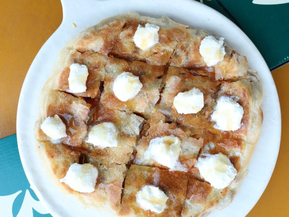 Dates With Cream Large Pie