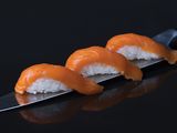 SALAMON NIGIRI