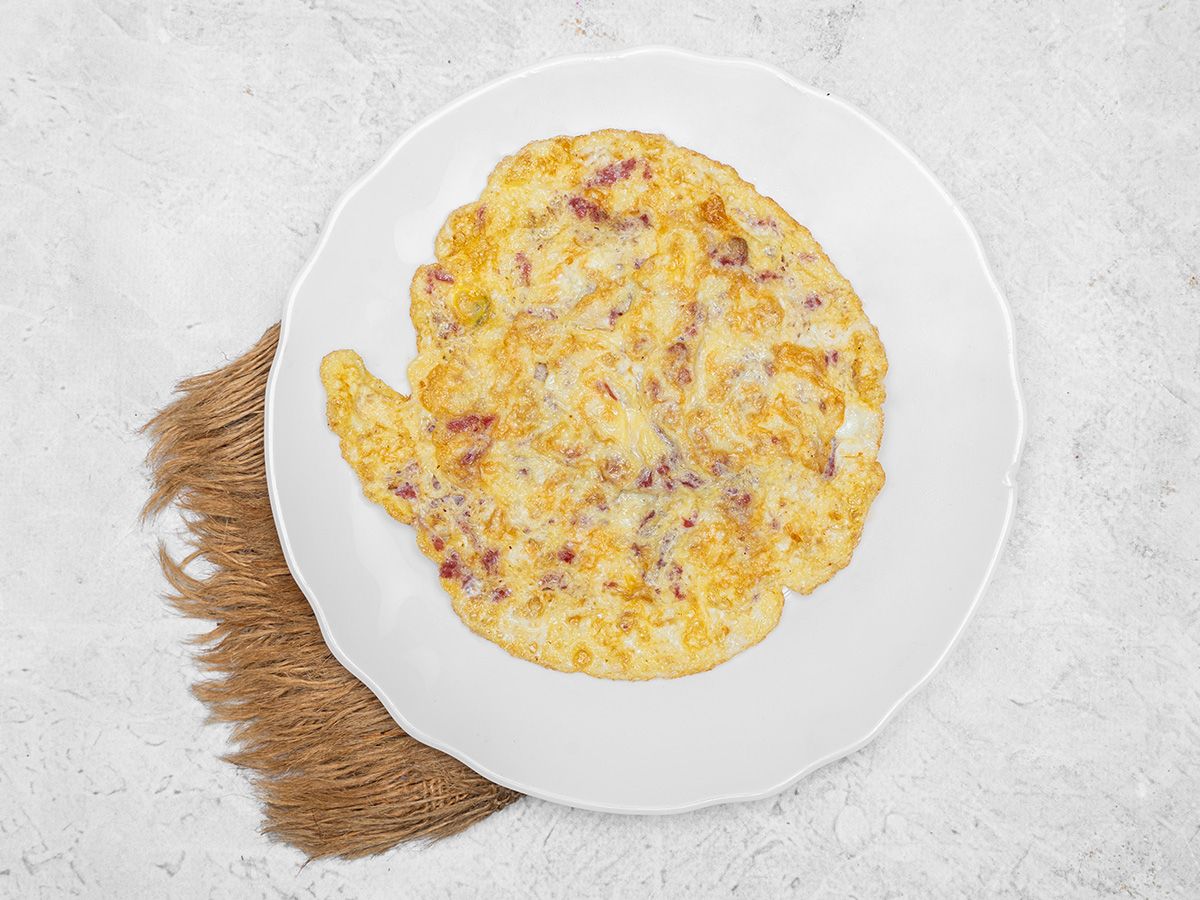 Omelette with pastrami patty