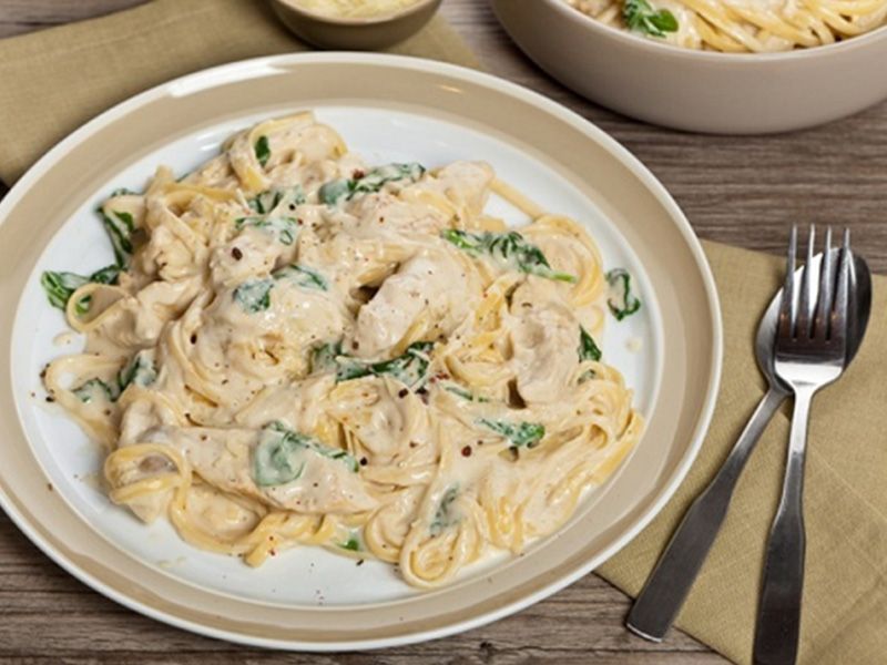 Pasta With Chicken And White Sauce