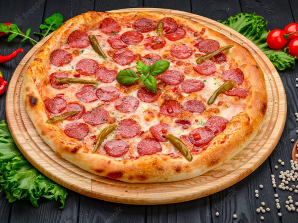 Salami pizza