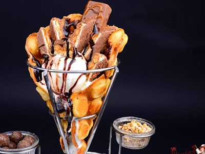 Snickers Chocolate With Peanuts Cono Waffle