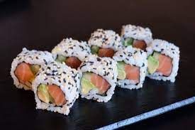 spicy salmon roll uramaki