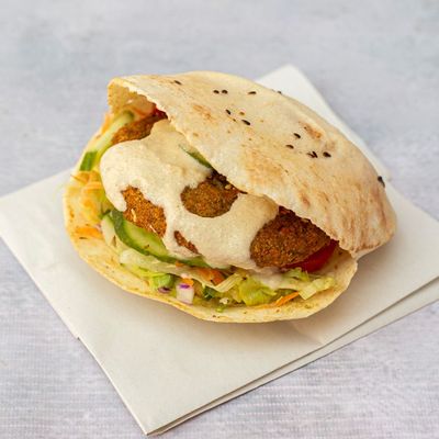 طعمية مع ليمون مخلل وقرطم