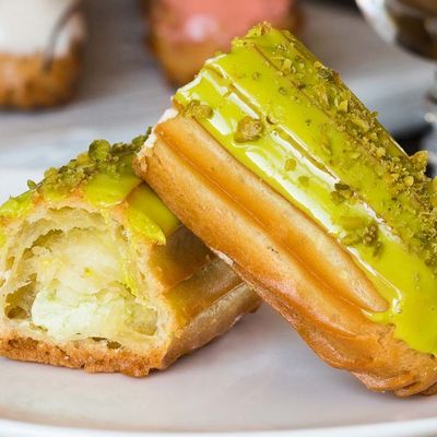 Éclair Pistachio