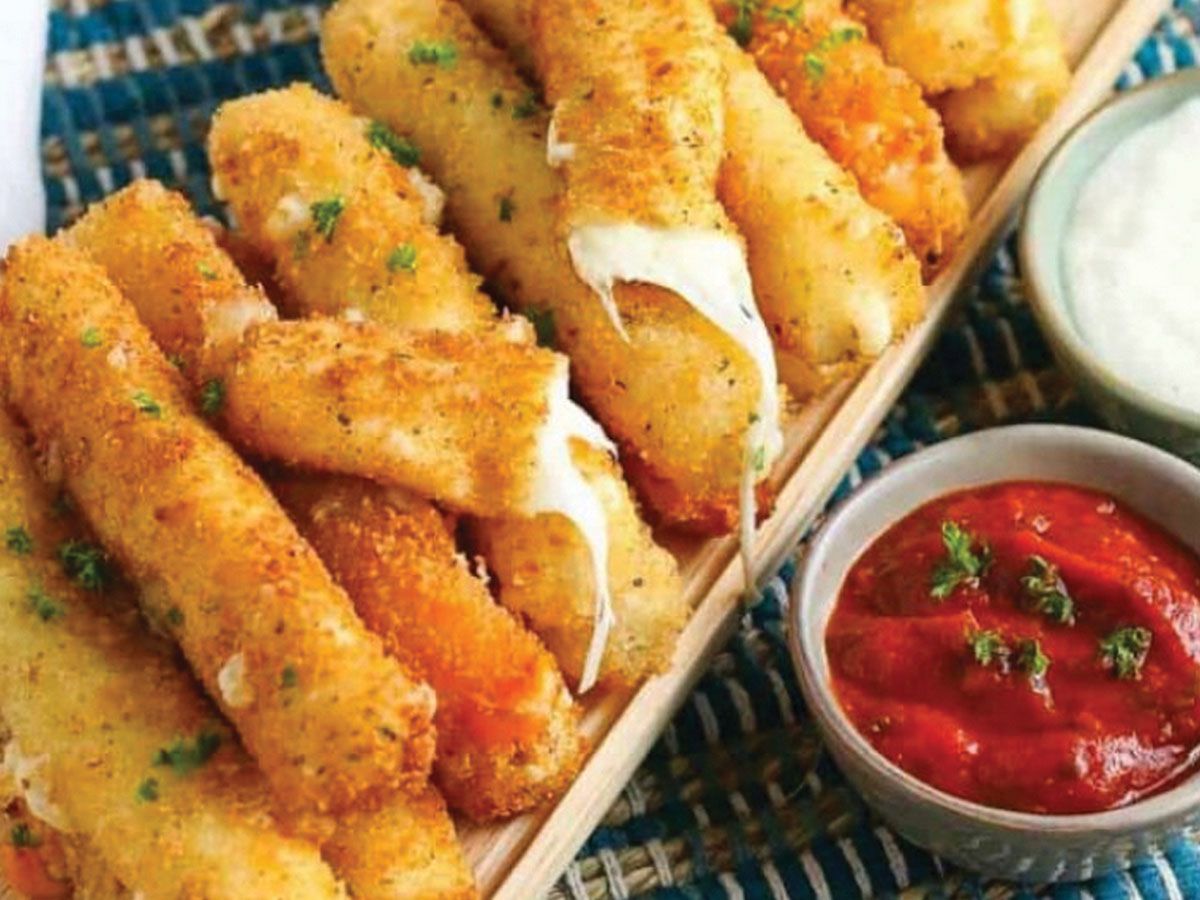 4 mozzarella sticks with sauce