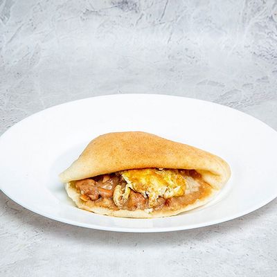 Foul omelette sandwich