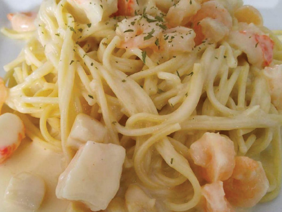 Seafood pasta white sauce