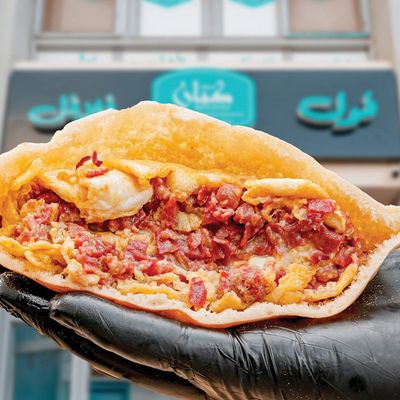 Pastrami omeltette sandwich