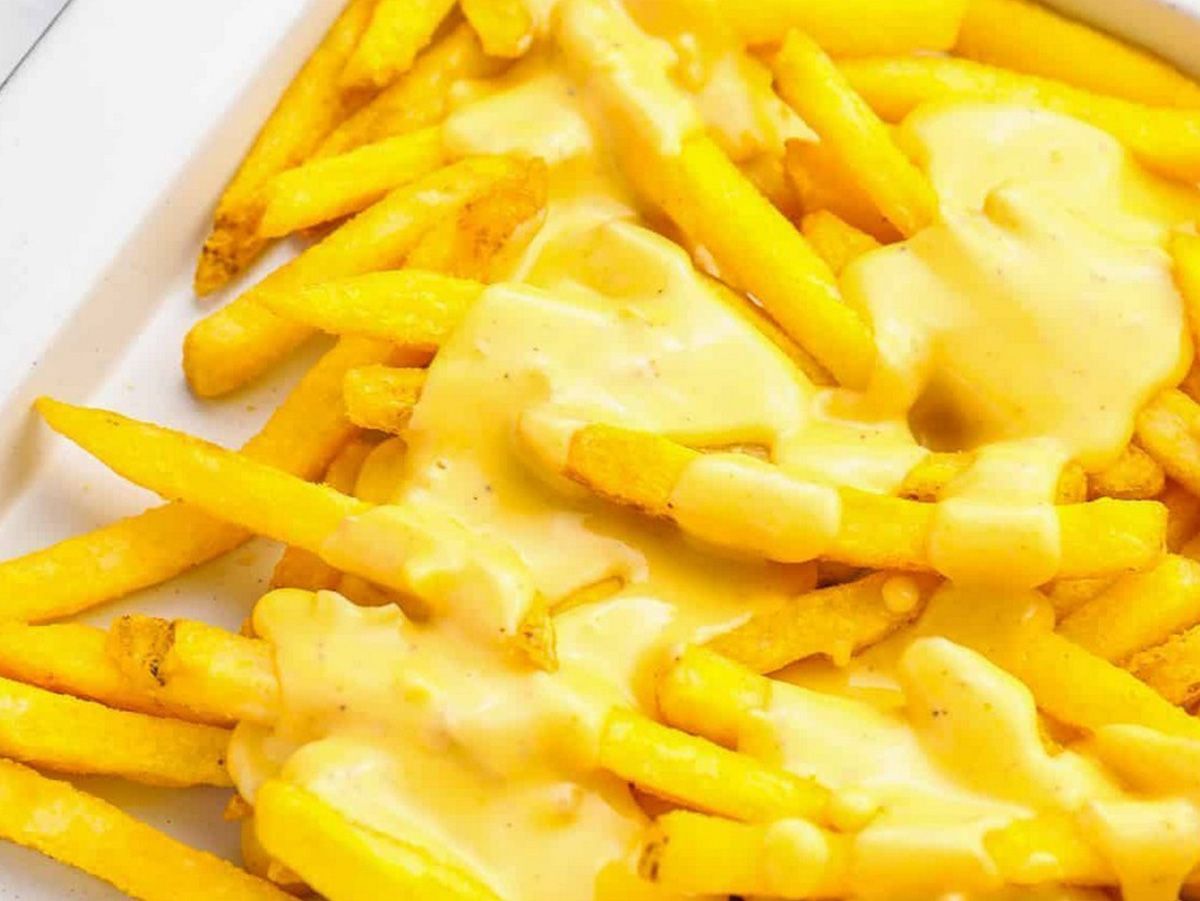 Fries with cheddar sauce