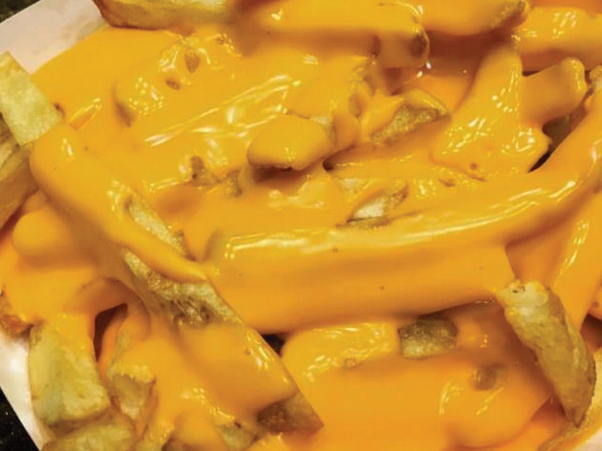 Cheddar sauce fries