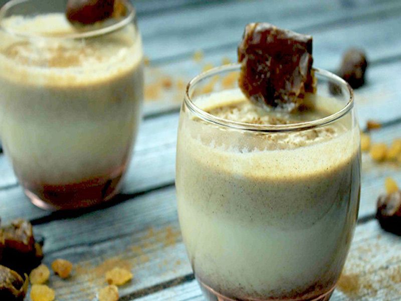 Dates With Milk And Cinnamon Juice