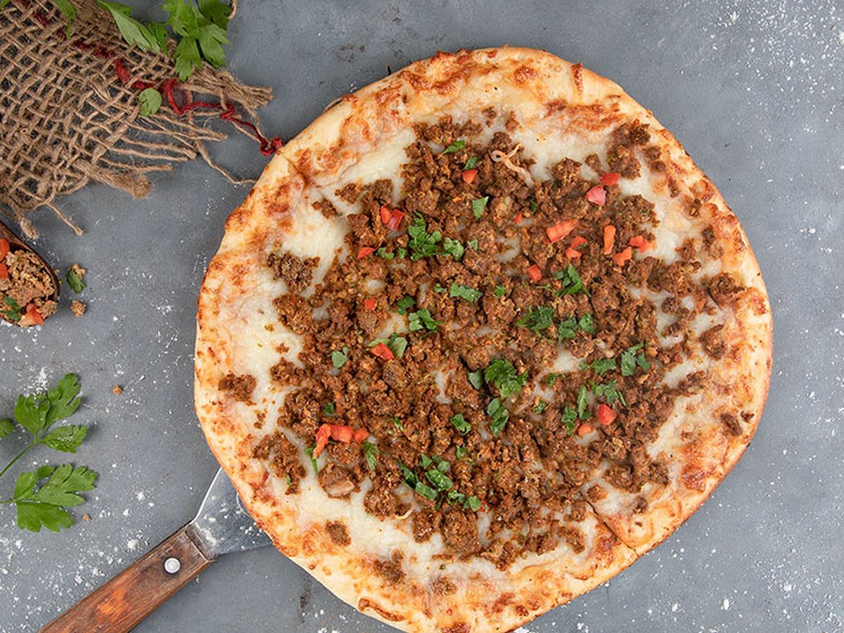 Minced meat pizza