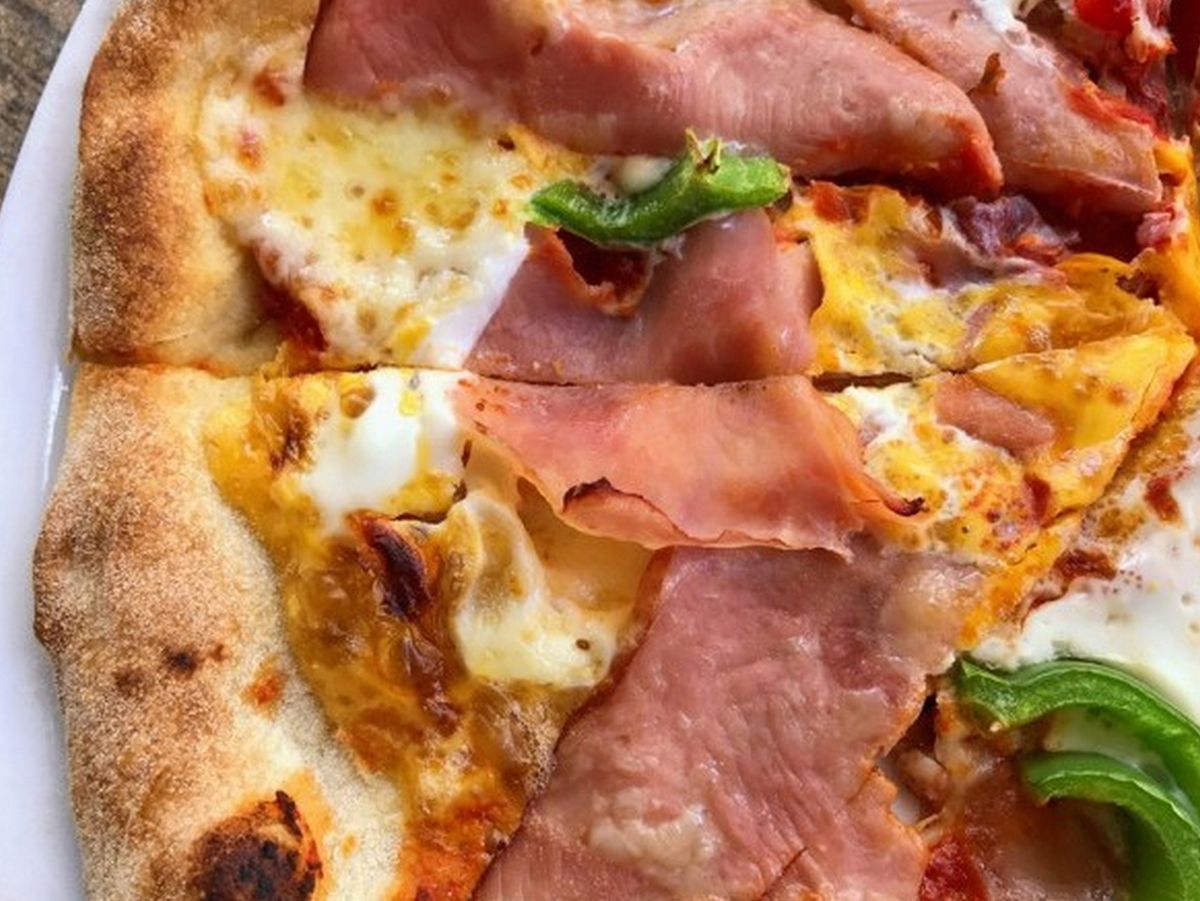 Small pastrami pizza