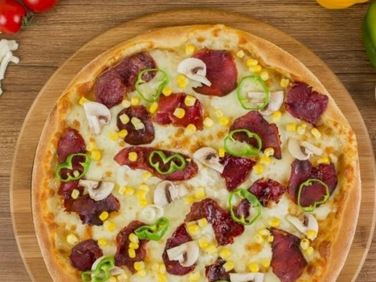 Large pastrami pizza