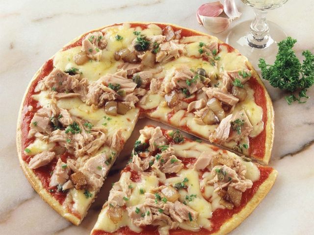 Tuna pizza