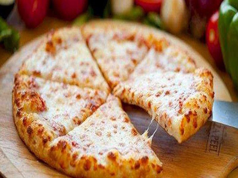 Medium Roe Roumi Cheese Pizza