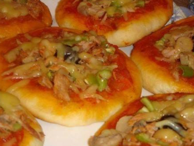 Medium Cheddar Cheese With Roumi Cheese And Olives Pizza