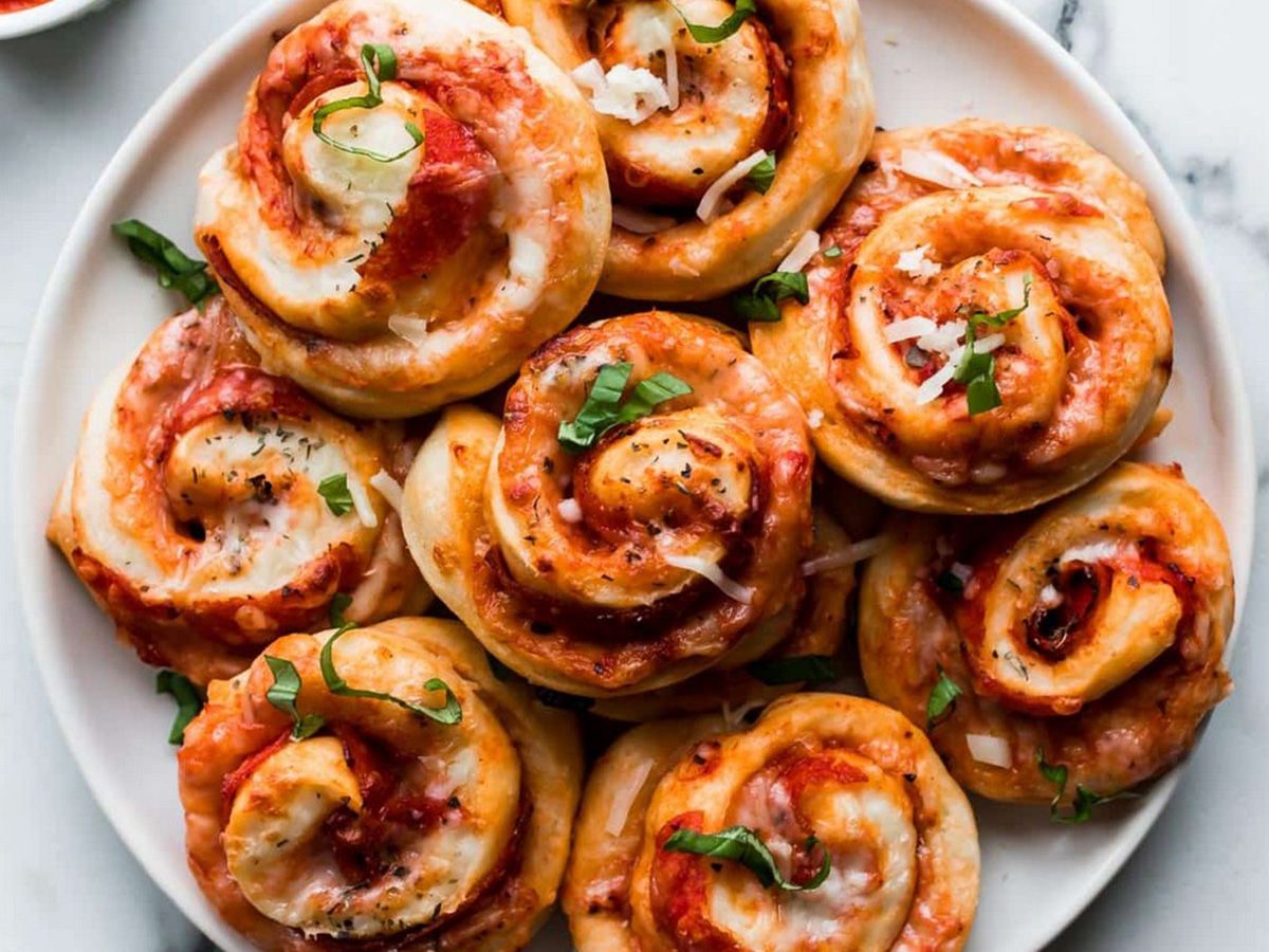 Mozzarella roll pizza
