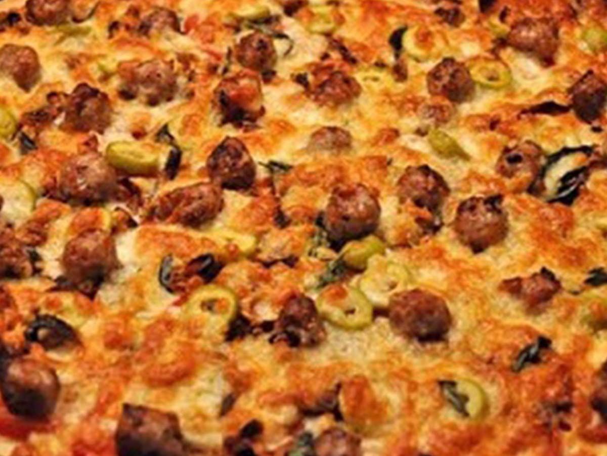 Baladi sausage pizza