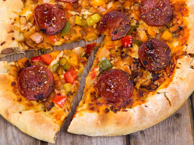 Salami pizza