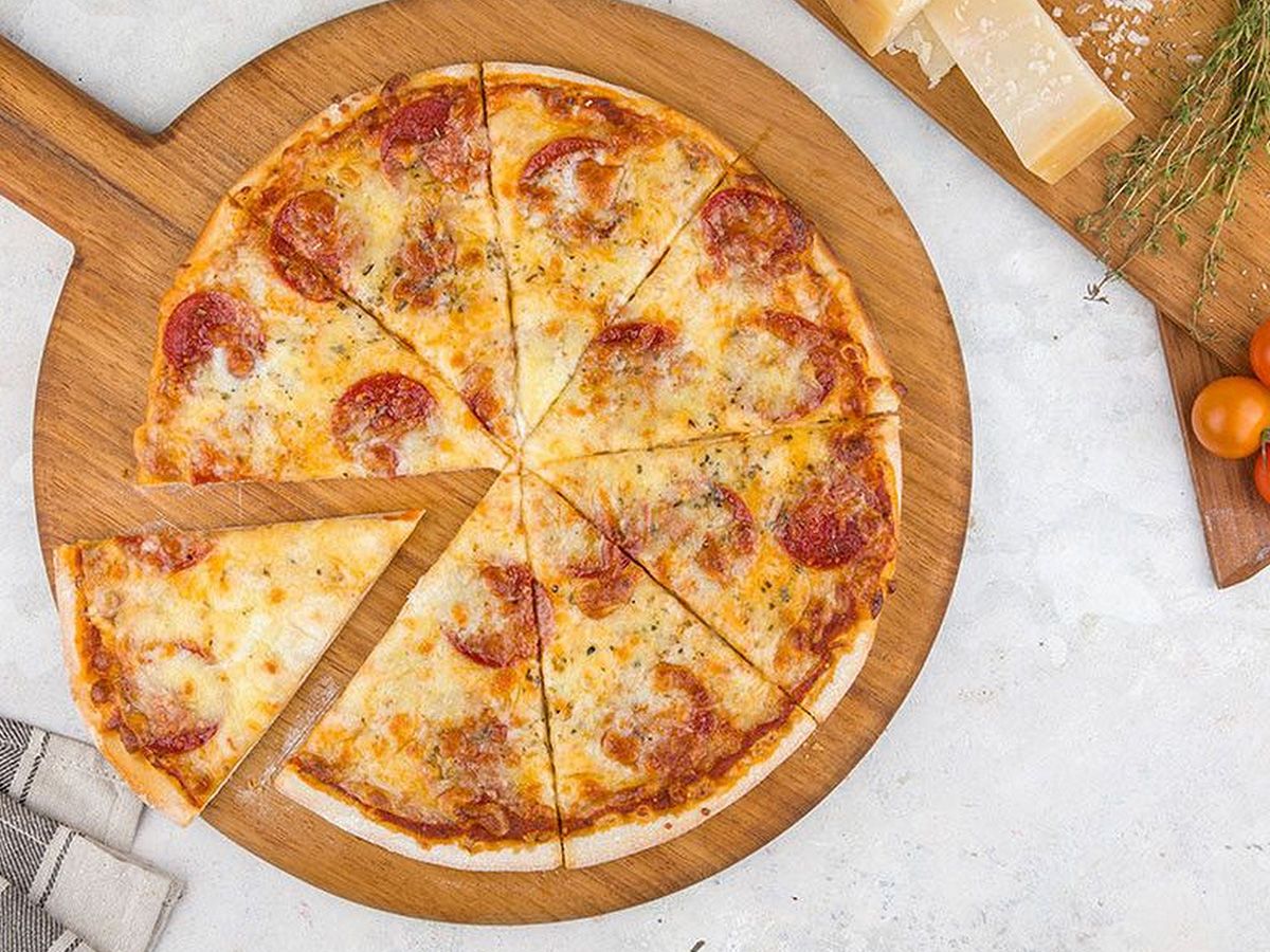 Salami pizza