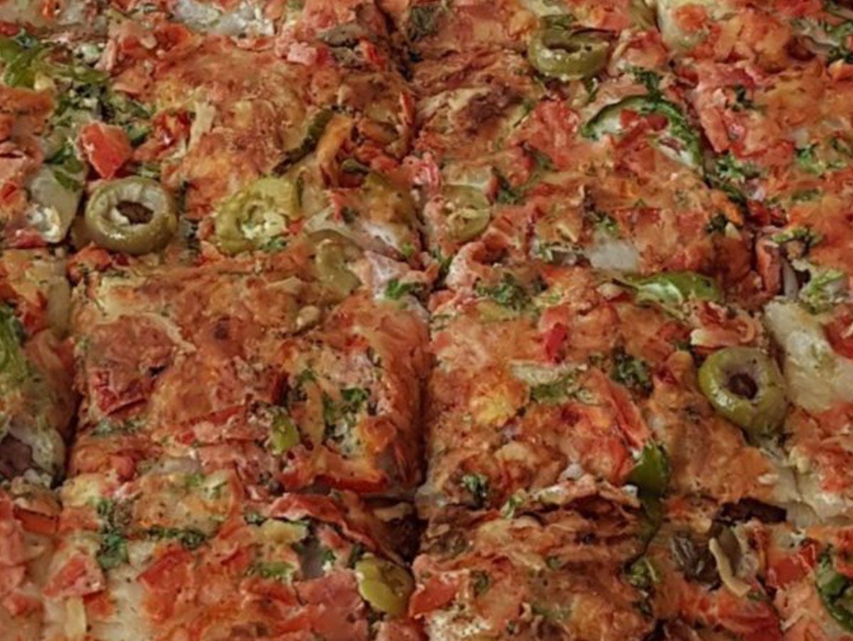 Tuna oriental pizza